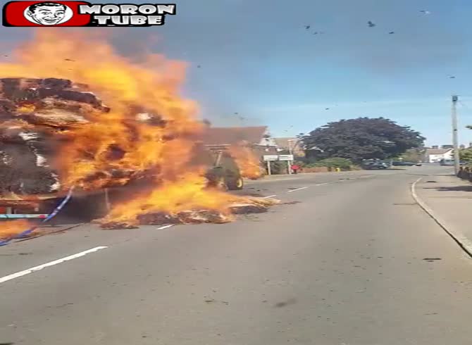 Video :A load of hay catches fire before the eyes of a cyclist